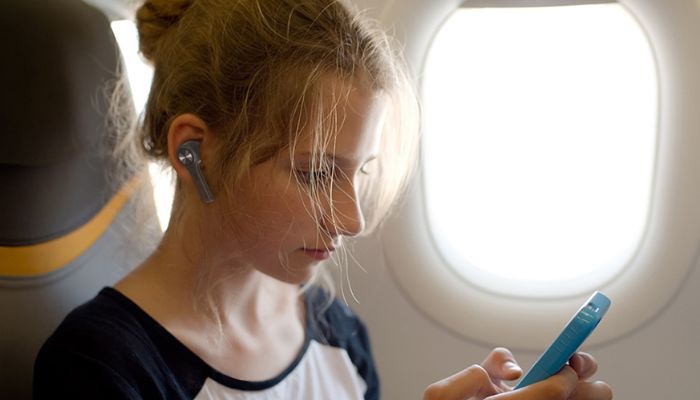 using wireless earbuds on plane